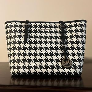 Michael Kors Jet Set Houndstooth tote